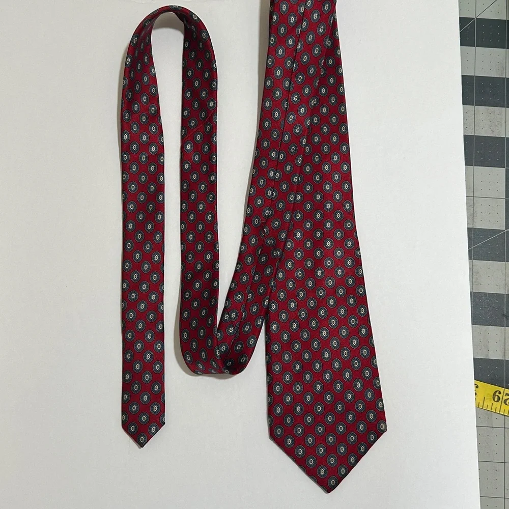 Johnny Carson vintage Elegant Paisley and Geometric Patterned Ties. Set of 2. - Picture 6 of 10